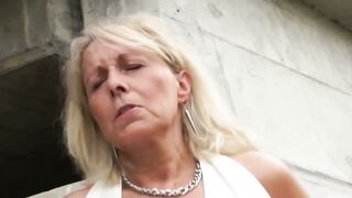 Classy mature babe drilled outdoors after giving wet blowjob
