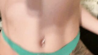 Une fille se masturbe la chatte pour l aguicher