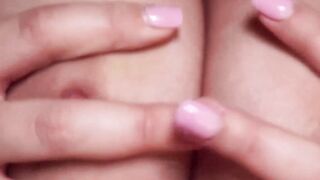 Une mere au foyer sexy se deshabille et se masturbe pour vous