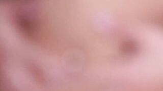 Une mere au foyer sexy se deshabille et se masturbe pour vous