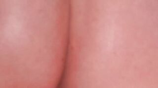 Une mere au foyer sexy se deshabille et se masturbe pour vous