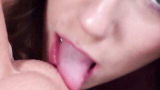 Une mere au foyer sexy se deshabille et se masturbe pour vous