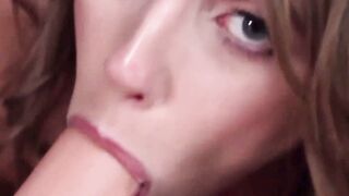 Une mere au foyer sexy se deshabille et se masturbe pour vous