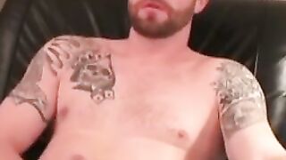 Inked senior wears his sexy glasses and jerking off solo