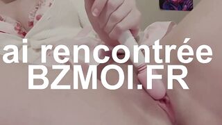 Cette brune amateur masturbe sa chatte avec un vibrateur