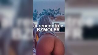 Cette jolie jeune blonde sait comment rendre ses fans excites