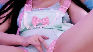 Elle a l air innocente mais elle s amuse beaucoup avec ses sextoys