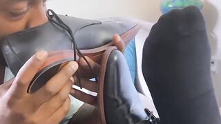Gay black boss jerks off while his employee sucks his toes