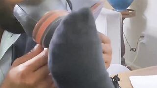 Gay black boss jerks off while his employee sucks his toes