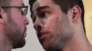 Muscular gays Alex Hawk and Lucas Leon passionately ass fuck