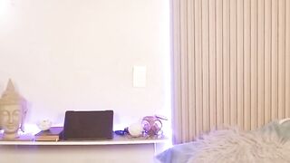 Sizzling hot shemale wanking her cock on cam