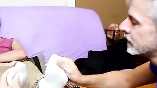 Daddy rubs and licks the toes of the Twink Jesse Russel to satisfy his foot fetish