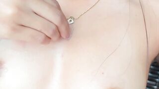 Jeune coquine joue avec un glacon 2