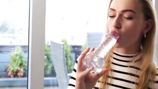 Mesmerizing Eurobabe Jenny Wild sticks dildo in her pussy