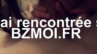 Teen suceuse et baiseuse prend du sperme sur elle