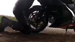 Moisa Robert says that the motorcycle does not bother you and offers you abundant lov