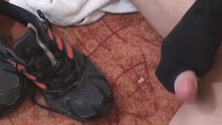Barefoot stallion Cal gets horny and jerks off his big cock