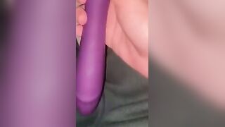 Fille se masturbe avec un sextoy dans sa voiture au parking