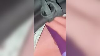 Fille se masturbe avec un sextoy dans sa voiture au parking