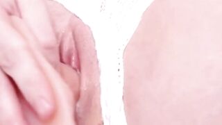 La star des videos amateur dawn willow joue avec sa chatte rasee