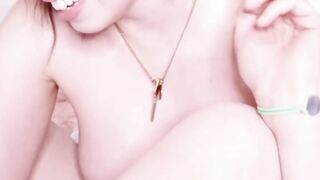 La star des videos amateur dawn willow joue avec sa chatte rasee