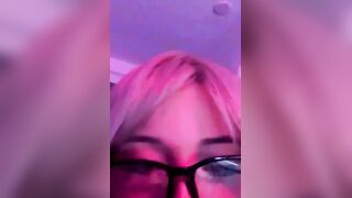 Une fille en ligne utilise un gode geant pour se donner un orgasme