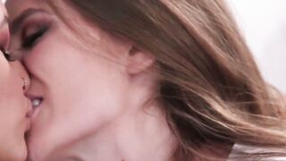 Two young lesbos kiss before cumming on each others tongues