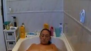 Busty Stepmom shaves pussy in bath (hidden cam)