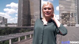 Kitana Lure, blonde Hot, fait ses débuts avec une bonne