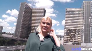 Kitana Lure, blonde Hot, fait ses débuts avec une bonne