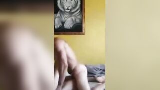 LA DESTRUCTION LA PLUS ÉPOUVANTANTE DES DÉSIRS féminins! Le monsieur incruste la belle femme dans un orgasme sauvage et sadique au lit!