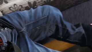 Twink with a tan shows off his feet and masturbates on cam