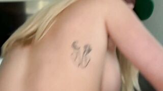 LA VÉNDEUSE BLONDE DE STARBUCKS INVADE TON LIT!!