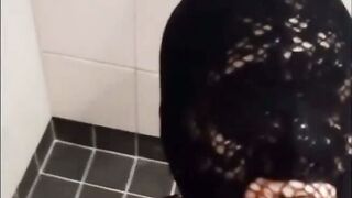 Pute soumise cagoulee boit de la pisse dans les chiottes