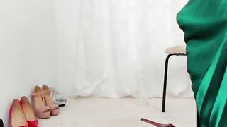 MINDBLOWING BIG ASS LATINA SHOWDOWN Sucking Dildo WHILE RYING ANOTHER ONE IN GLASS SLIKES!