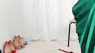 MINDBLOWING BIG ASS LATINA SHOWDOWN Sucking Dildo WHILE RYING ANOTHER ONE IN GLASS SLIKES!