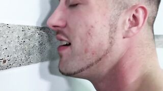 UNLOCK THE SECRET TO STEPDADJOKE! James Fox and Stepson Try Hardtjoin the epic battle of seduction in the GYM SHOWER ROOM!