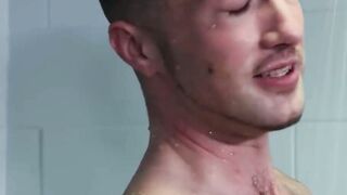 UNLOCK THE SECRET TO STEPDADJOKE! James Fox and Stepson Try Hardtjoin the epic battle of seduction in the GYM SHOWER ROOM!