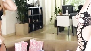 SÜÇTERİ BLONDE DİKELER Jenna Ashley ve Kenna Jamesin Acı Cildiarası