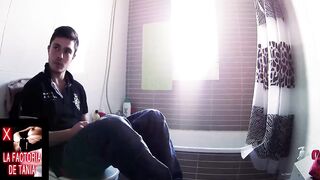 Penetrando a esta jovencita en la bañera. Adolescentes follando en