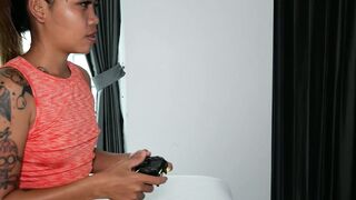 OMG! Thai Teen Gamer GFs Juicy Booty Gets MLEDED BY WHITE BOYFRIEND!