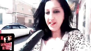 Las aventuras de un pepino entre las tetas de una