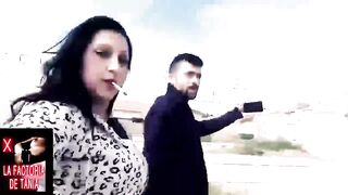 Las aventuras de un pepino entre las tetas de una