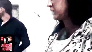 Las aventuras de un pepino entre las tetas de una