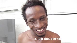 Negro dotado mete a vara na mulher do corno
