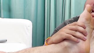 FREE GAINS! Young Baxs Feet Worshiped by Lustful Dan Edwards in Exchange for Unbelievable Sex!