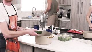 UNLEASH THE CUM FEST 3 HUNG GUYS Gobble EACH OTHERS BOLTS WHILE COOKING! Dakota Lovell and Giovanni 交戦Weapons for Extreme Pleasure