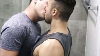 MUSCULAR ZACH GETS CREAMPIED BY BEAU AFTER ANAL FUCKING SESSION!!!