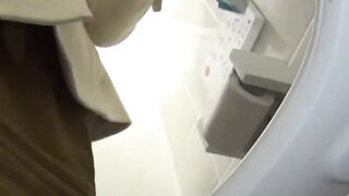 UNBELIEVABLE! 5 Japenese Cuties GET CAUGHT Peeing by a Sneaky VOYEUR!
