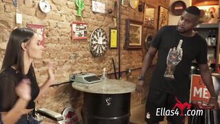 Carol Fênix dando expert Negão na Barbearia